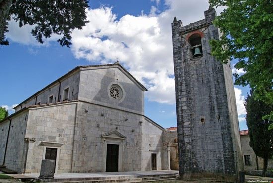  Pieve romanica di San Martino situata a La Cappella presso Azzano di Seravezza (LU)  