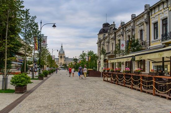  Iasi Brenik / Shutterstock, Inc. S M L Guida ai formati Brenik / Shutterstock, Inc. S M L Guida ai formati