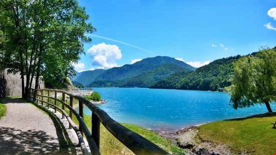 Lago di Ledro Lago di Ledro bikemp - Shutterstock bikemp
