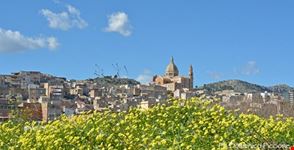 Uno scorcio panoramico di Favara, denominata la “Città dell’Agnello Pasquale”. 