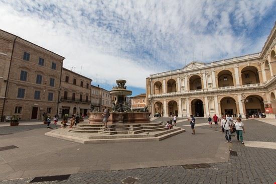 Recanati Andrea Luciani / Shutterstock, Inc. S M L Guida ai formati Andrea Luciani / Shutterstock, Inc. S M L Guida ai formati