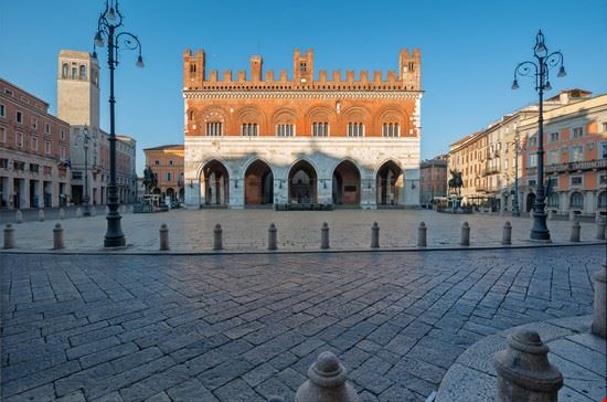Piazza Cavalli Piazza Cavalli zummolo - Shutterstock zummolo