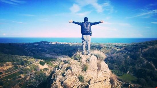 Badolato La libertà di godersi appieno i luoghi, la bellezza della natura, respirare a polmoni pieni e vivere l'interconnessione tra mare e montagna.  