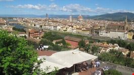 edifici e fiume arno firenze