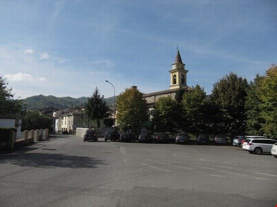  All' ingresso del paese Carmiano ( Vigolzone - Piacenza ) si vede la Chiesa di San Giovanni Evangelista .  