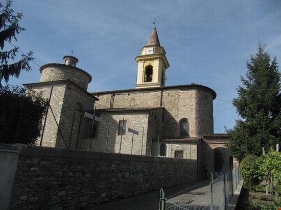  L' esterno della Chiesa di San Giovanni Evangelista di Carmiano ( Vigolzone - Carmiano ) .  