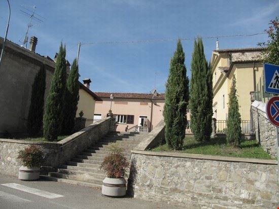  Scale che portano al Sagrato della Chiesa di San Giovanni Evangelista di Carmiano ( Vigolzone - Piacenza ) .  