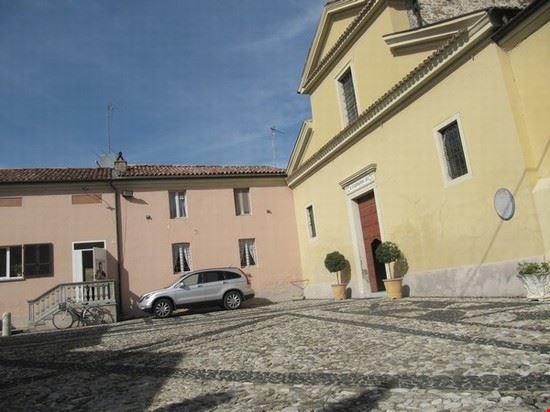  Sagrato e Chiesa di San Giovanni Evangelista del paese ( Vigolzone - Piacenza ) .
Il paese è più vicino al paese della Val Nure Ponte dell' Olio .  