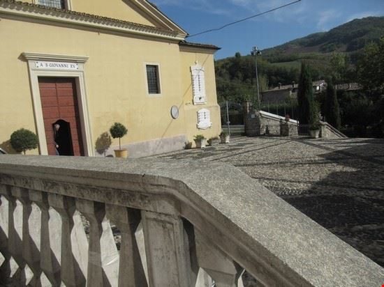  Ingresso alla Chiesa di San Giovanni Evangelista , del paese Carmiano ( Vigolzone - Piacenza ) .
Scale ai lati del sagrato .  