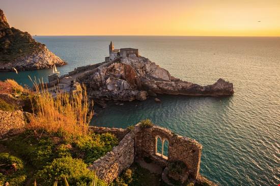 Sembrano scolpiti nella pietra e se ne stanno sospesi nel vuoto: sono loro i 10 santuari nella roccia più spettacolari d'Italia da vedere almeno una volta