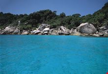 costa scogliosa vista dal mare