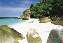 spiaggia con grandi scogli levigati