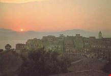 Veduta del centro abitato al tramonto