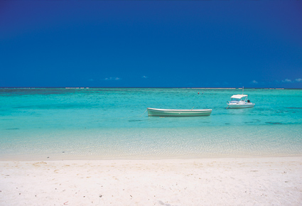 spiaggia bianchissima con barchette