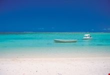 spiaggia bianchissima con barchette