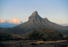 montagna che si staglia nel cielo limpido