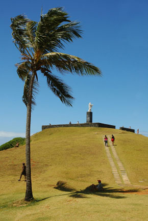 Collina con monumento a Cristo