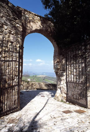 Portone di ingresso a Rossena