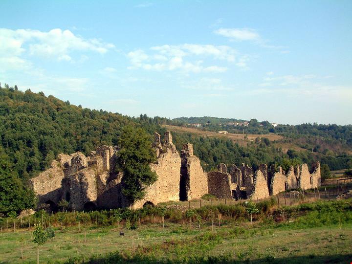 1280px-Abbazia_di_Corazzo,_Calabria