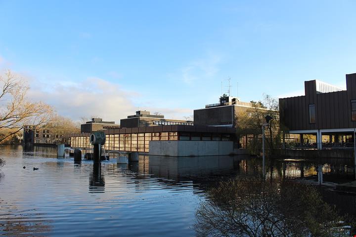 1280px-Albertslund_Rådhus