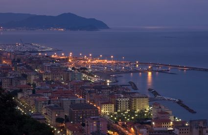 La bellissima città vista di notte