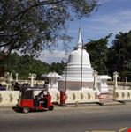 kandy rickshaw outside a buddhist temple