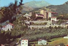 Scorcio panoramico con vista del Castello Ottonelli, sullo sfomdo il Cimone