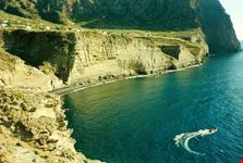 Salina - scogli sul mare
