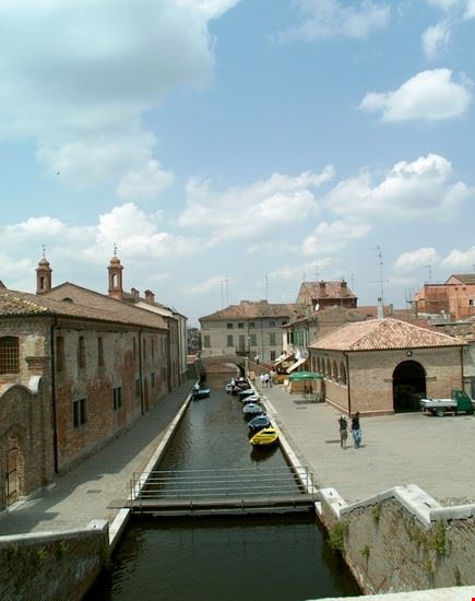 Le Valli di Comacchio e l'anguilla Vista da Trepponti. In fondo si trova il Ponte degli Sbirri, a destra la Pescheria. Chiara Dall'Ara Chiara Dall'Ara