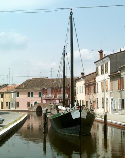 Le Valli di Comacchio e l'anguilla Barca tipica in laguna Chiara Dall'Ara Chiara Dall'Ara