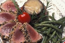 manciano la filanda tagliata di tonno con torretta di melanzane e