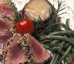 La Filanda - tagliata di tonno con torretta di melanzane e fagiolini croccanti La Filanda - tagliata di tonno con torretta di melanzane e fagiolini croccanti