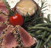 manciano la filanda tagliata di tonno con torretta di melanzane e manciano la filanda tagliata di tonno con torretta di melanzane e