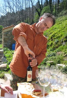 ...e degustando l'ottimo vino prodotto in questa zona difficile