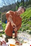 ...e degustando l'ottimo vino prodotto in questa zona difficile