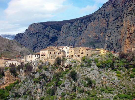 Un'accoglienza senza precedenti in questi 6 borghi da bandiera arancione della Calabria che sapranno come renderti felice