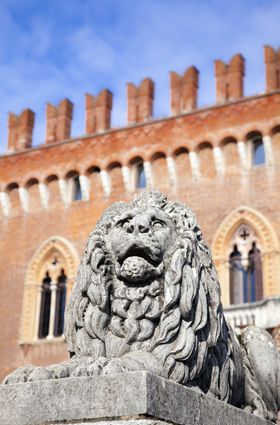 Antica statua del leone al Castello di Carimate