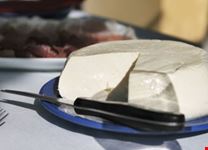 ...e un formaggio fresco di latte vaccino