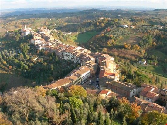  da notare la carattaristica struttura urbanistica della città, che segue il crinale sabrina martinozzi sabrina martinozzi