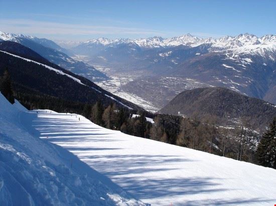  Dalla più orientale delle piste del comprensorio Aprica-Cóteno Golgi, una veduta mozzafiato sulla Valtellina. In secondo piano l'eccezionale rossa-nera della fantastica Magnolta, parte del medesimo comprensorio. Antonio Stefanini Antonio Stefanini