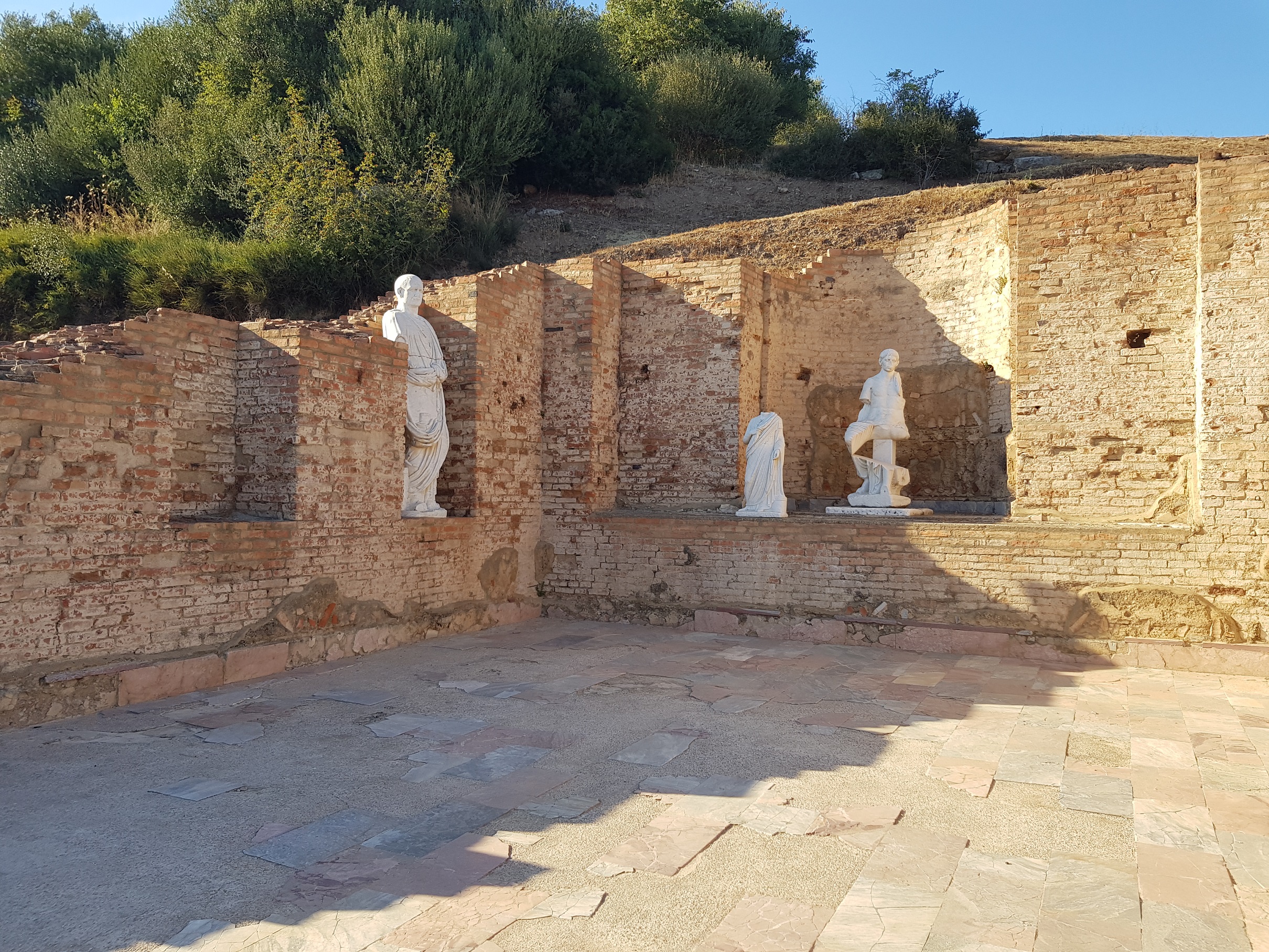 Interni con statue