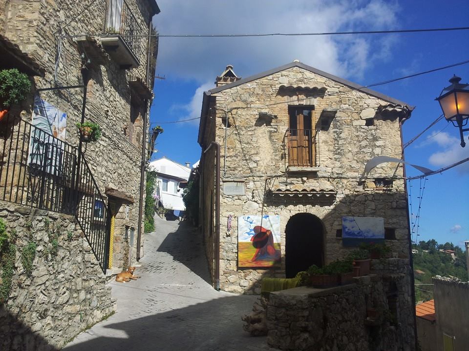 L'antica piazza della contrada del paese