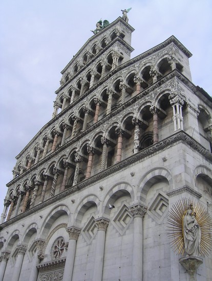 Facciata con Madonnina
