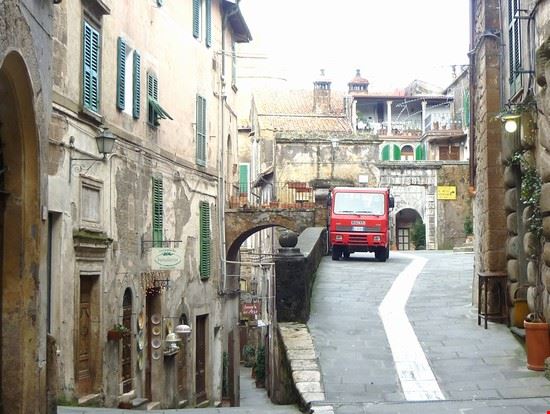 Il paese che sembra sgretolarsi Sorano LAVINIA BERTI LAVINIA BERTI