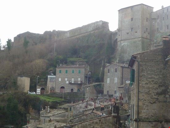 Il paese che sembra sgretolarsi Sorano LAVINIA BERTI LAVINIA BERTI
