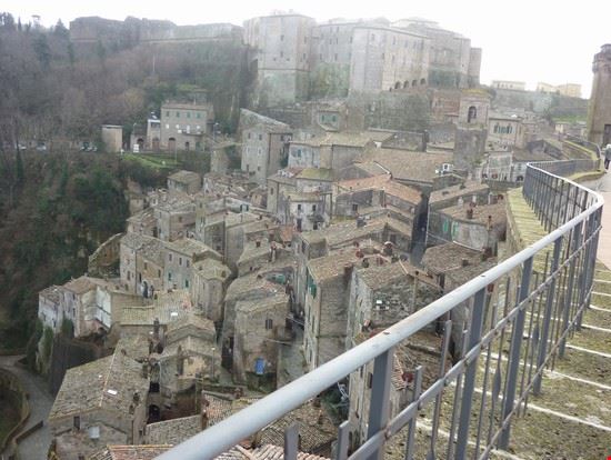 Il paese che sembra sgretolarsi Sorano LAVINIA BERTI LAVINIA BERTI