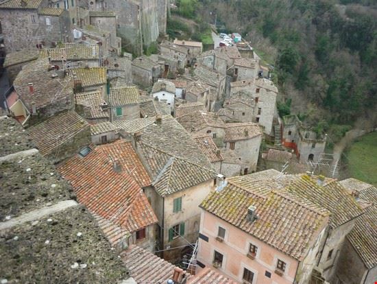 Il paese che sembra sgretolarsi Sorano LAVINIA BERTI LAVINIA BERTI