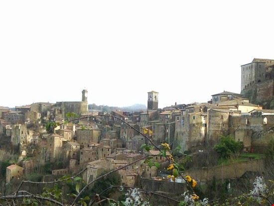 Il paese che sembra sgretolarsi Sorano LAVINIA BERTI LAVINIA BERTI