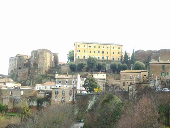 Il paese che sembra sgretolarsi Sorano LAVINIA BERTI LAVINIA BERTI