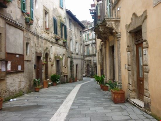 Il paese che sembra sgretolarsi Sorano LAVINIA BERTI LAVINIA BERTI